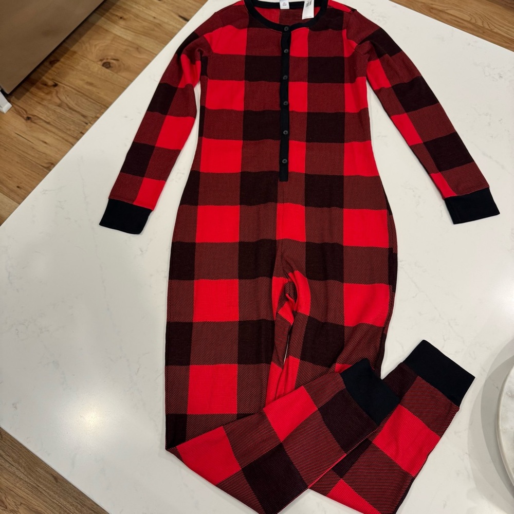 NWT Old Navy Waffle Knit PJ’s Black Red Plaid Small